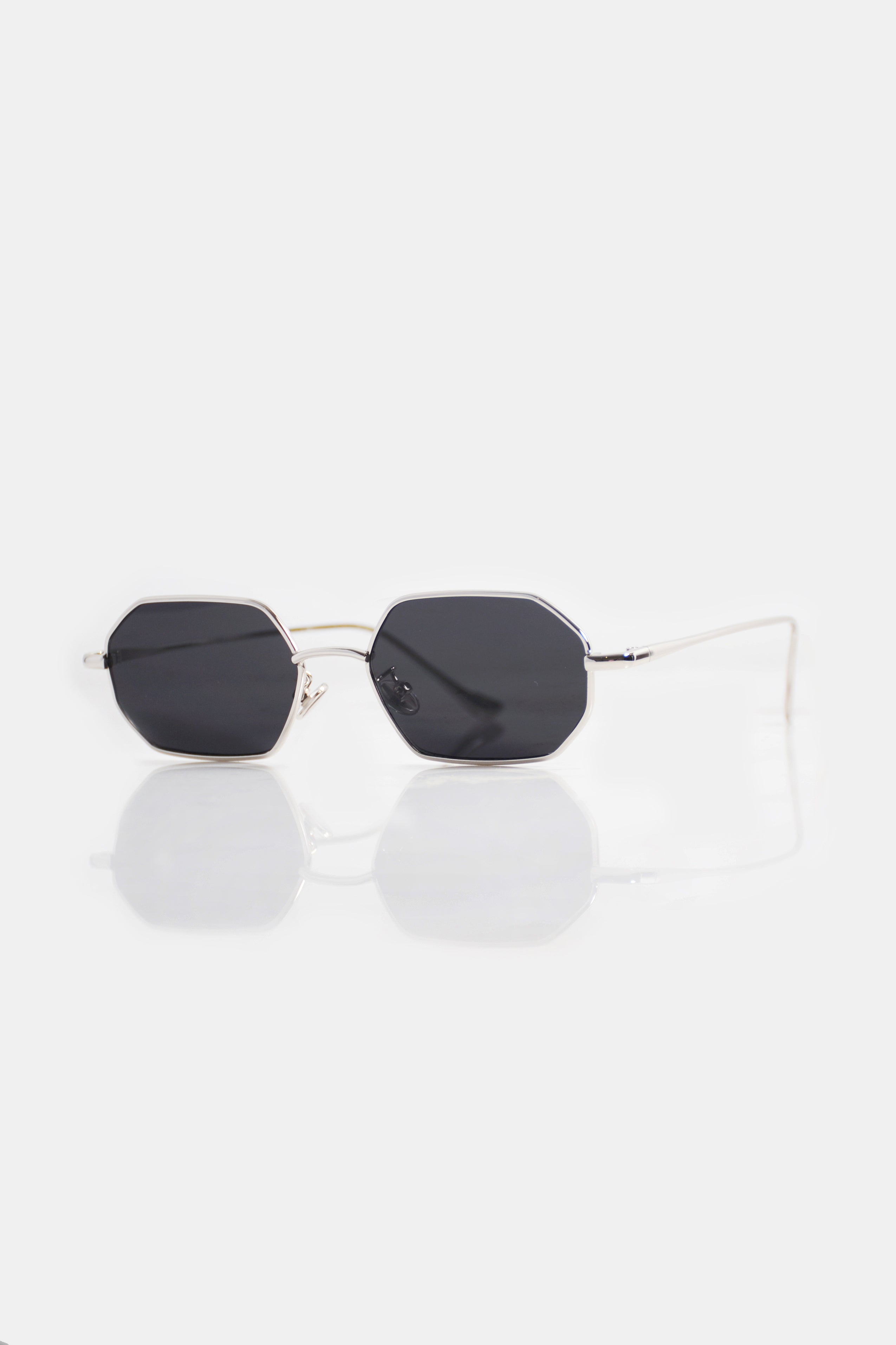 Neeve Sunnies Negras Marco Plateado